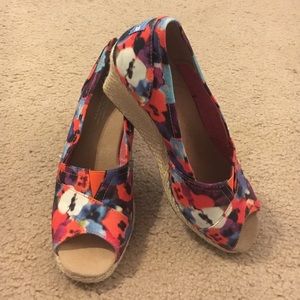 NWOT Floral Toms wedges