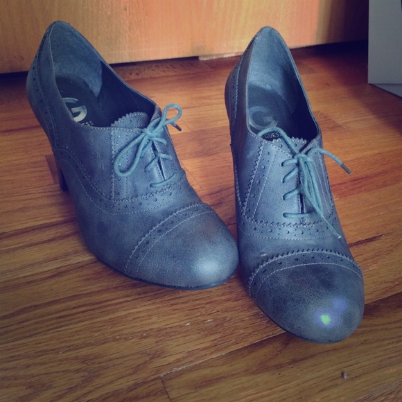 Grey Heels Oxfords Shoes 8.5 G by Guess