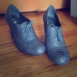 Grey Heels Oxfords Shoes 8.5 G by Guess