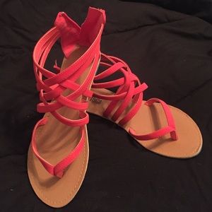 Cute salmon sandals!! 💕💋