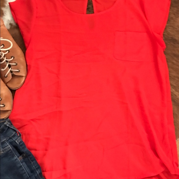 Very chic EM red shirt w/ key hole and pocket
