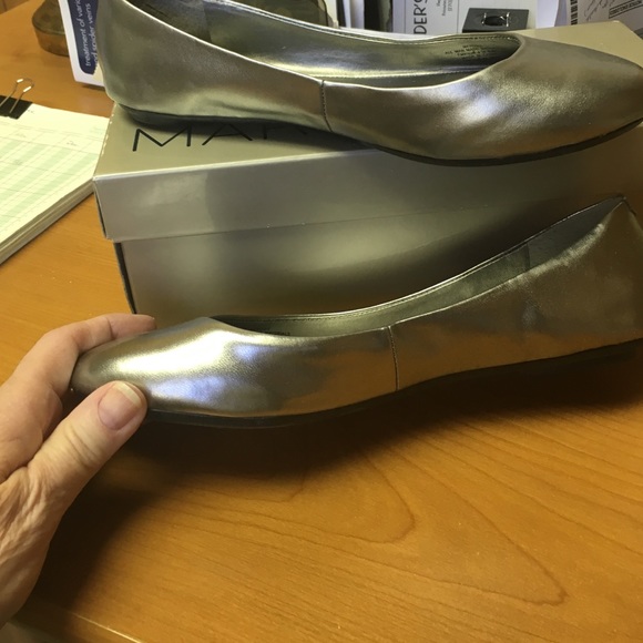 🔥SALE❤️Marc Fisher pewter flats