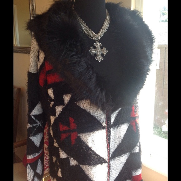 BCBGMaxAzria Sweaters - 👯🅗🅞🅢🅣 🅟🅘🅒🅚👯BCBG Sweater So Fabulous!✨🎉