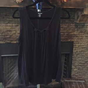 Swinging tank top when knot details at collar