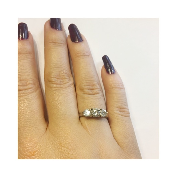 Stunning white gold diamond ring