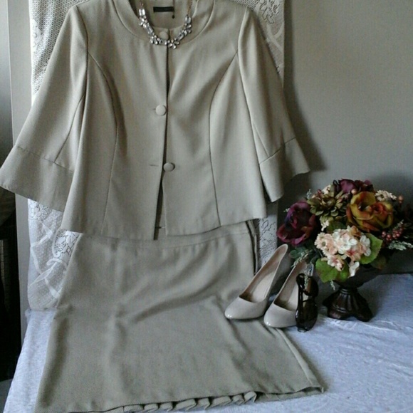 Courtenay Dresses & Skirts - HOST PICK😄😄😅😅😅😀!! Two piece tweed set!