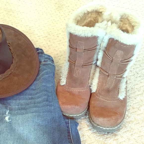 Bear Traps Tan Suede Boots with Faux Fur