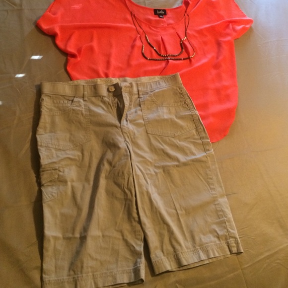 Gloria Vanderbilt gray capris