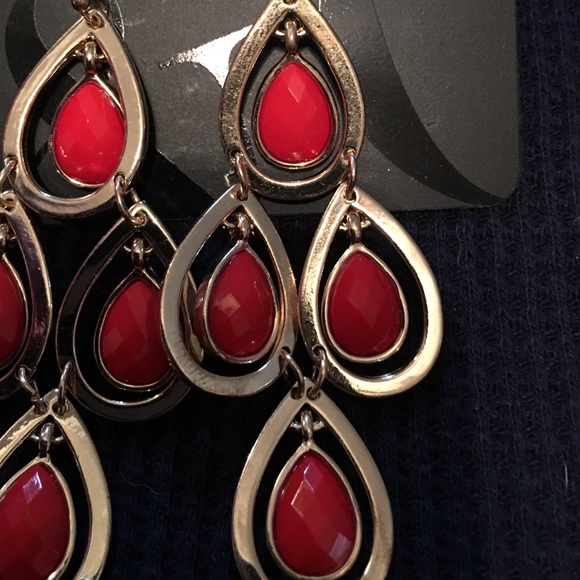 NY and Co gold drop earring with red/orange drops - Picture 2 of 3
