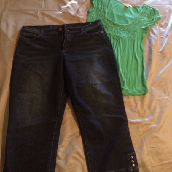 Beautiful dark blue cropped jeans