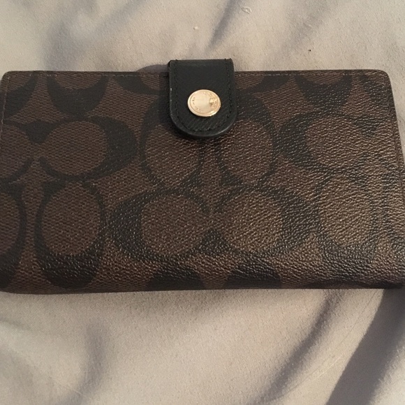 Authentic Like NEW COACH Wallet - Picture 2 of 4