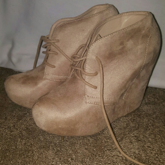 Beige/tan shoes with laces