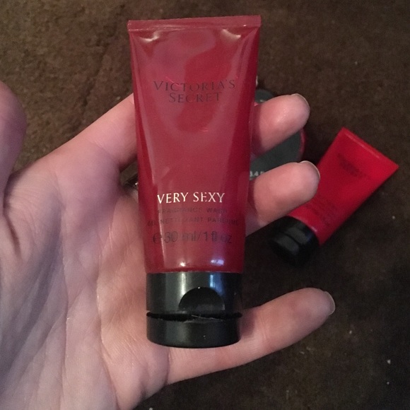 Victoria Secret Set- massage oil, lotion + wash - Picture 3 of 4