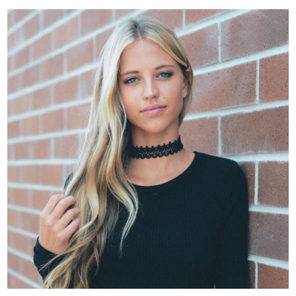 Lace Choker Necklace - Picture 4 of 4