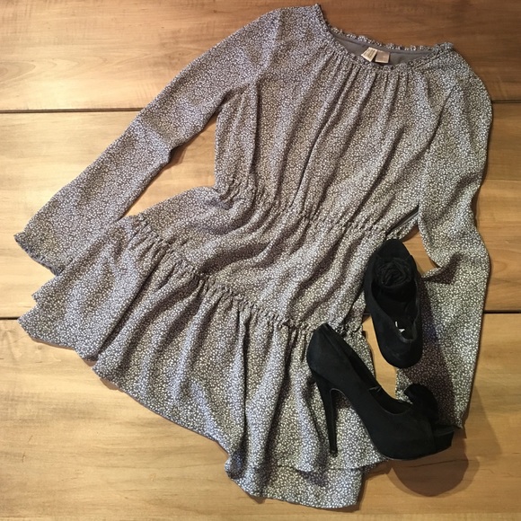 H&M Dresses & Skirts - Fun short grey dress from H&M
