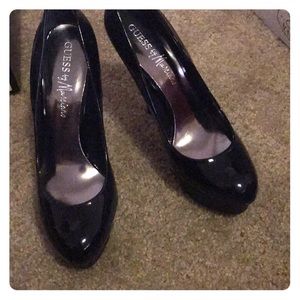 Guess black pumps