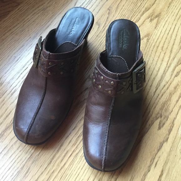 Clarks super comfy brown buckle mules