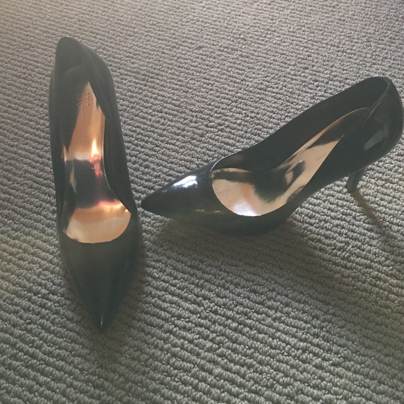 Pointed shiny black heels