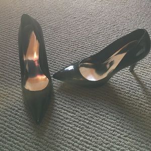 Pointed shiny black heels