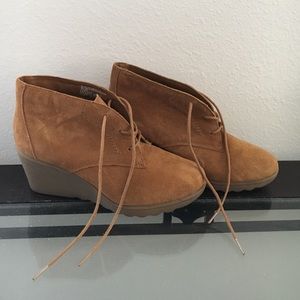 White Mountain Suede Boots Size 7.5