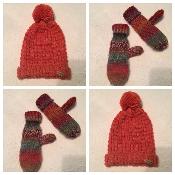 SOLD Beanie and mittens set