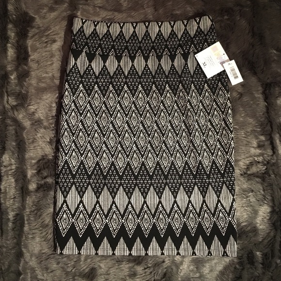 Black & white patterned Lularoe Cassie skirt