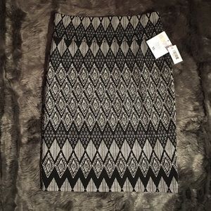 Black & white patterned Lularoe Cassie skirt