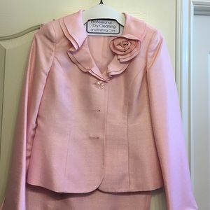 Le Suit, size 6. NWOT