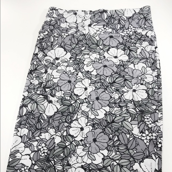 🦄 HARD TO FIND - Gray Floral LuLaRoe Cassie Skirt