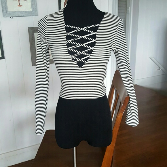 Stripped deep criss croos v neck top