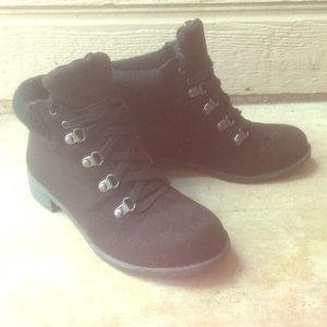 Cliffs ankle boots