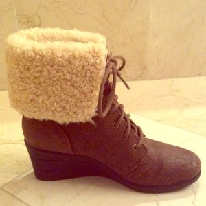 Ugg Zea boot in brown size 8