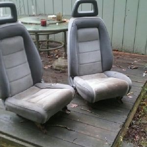 2 bucket seats