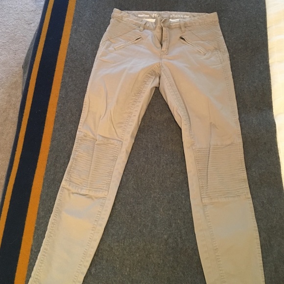 Gap khaki moto style. Knee detail & zipped pocket