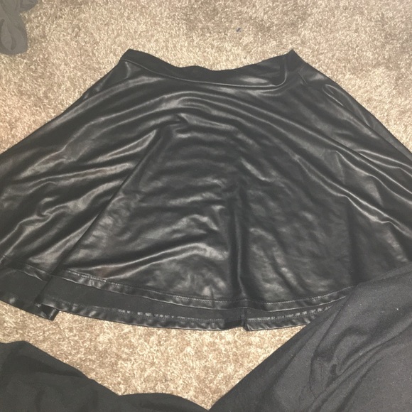 Black Skater Skirt ( S ) 💕💜 MUST GOOOO 💜💕