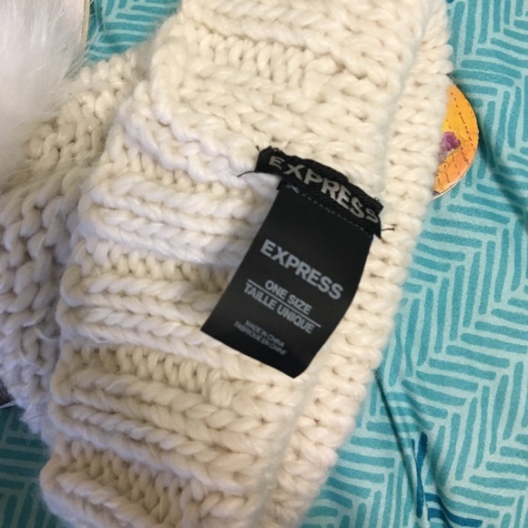 Express Beanie white with fuzzy ball - Picture 2 of 4