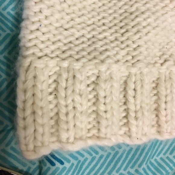 Express Beanie white with fuzzy ball - Picture 3 of 4