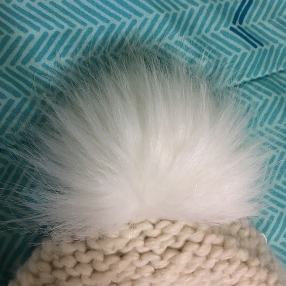 Express Beanie white with fuzzy ball - Picture 4 of 4