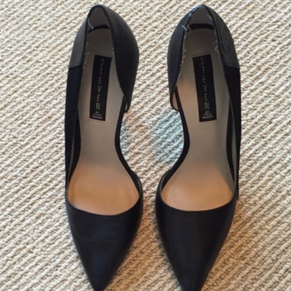 Steve Madden black pumps