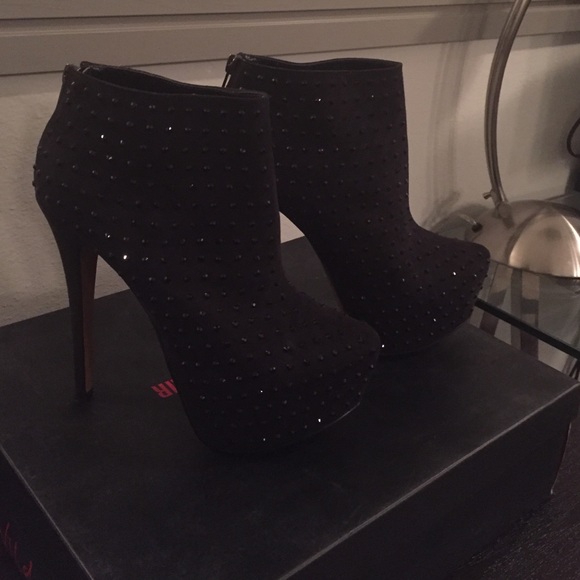 Black suede ankle boots / booties