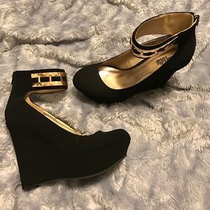 Beautiful closed toe heels with anklet strap