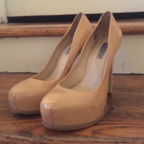 Kelsi Dagger Shoes - Beige patent leather platform pump
