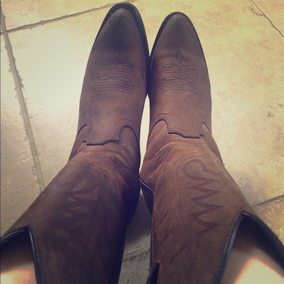 Brown like-new cowboy boots