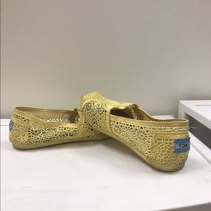 Yellow Lace TOMS size 8 gently used
