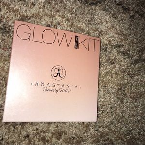 Anastasia Beverly Hills Glow kit in THAT GLOW