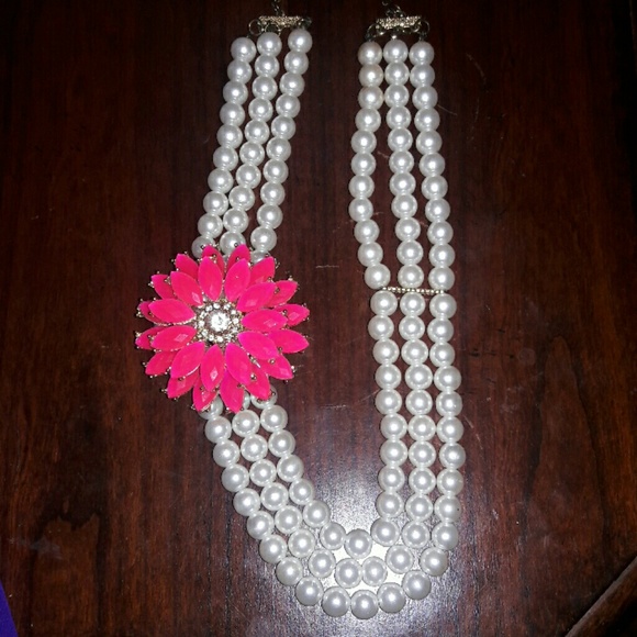3 strand pearl statement necklack