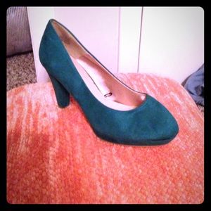 Suede emerald color pumps