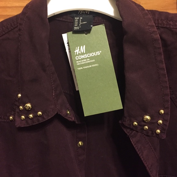 NEVER WORN- maroon button up with gold detail - Picture 3 of 4