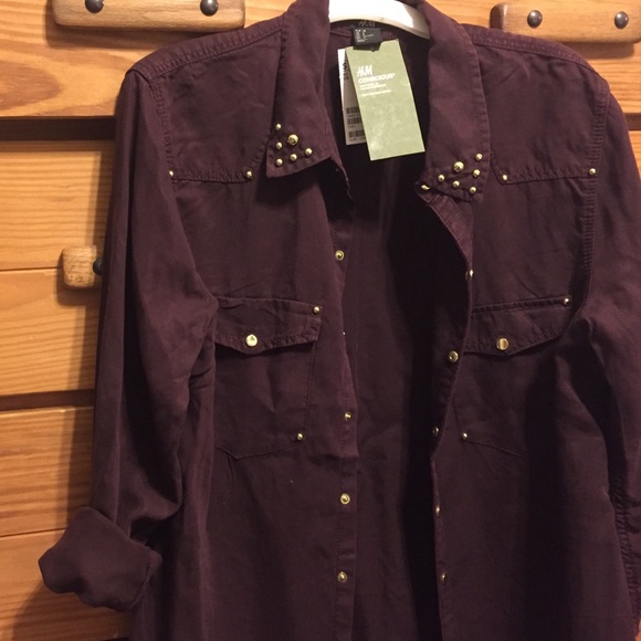 NEVER WORN- maroon button up with gold detail - Picture 4 of 4