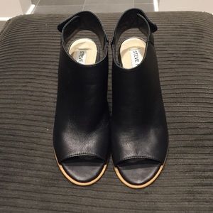 Open toe casual shoes